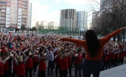 Kayseri’de öğrencilerin eğlenceli güne başlama ritüeli