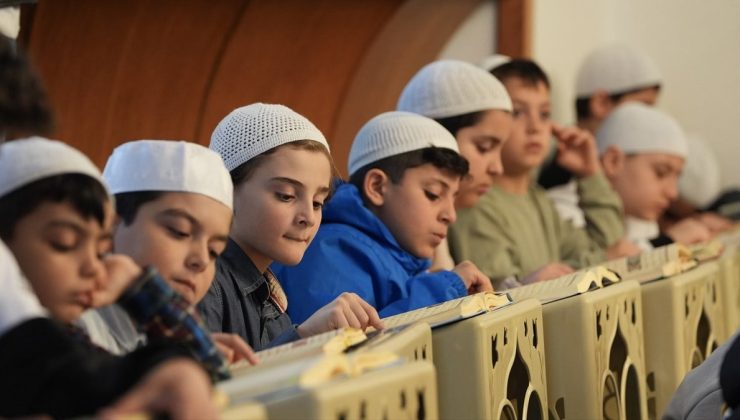 Üsküdar’da çocuklar, aileleriyle camide mukabeleye katılıyor