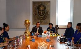 Ali Koç, Fenerbahçe Kadın Basketbol Takımı’nı konuk etti