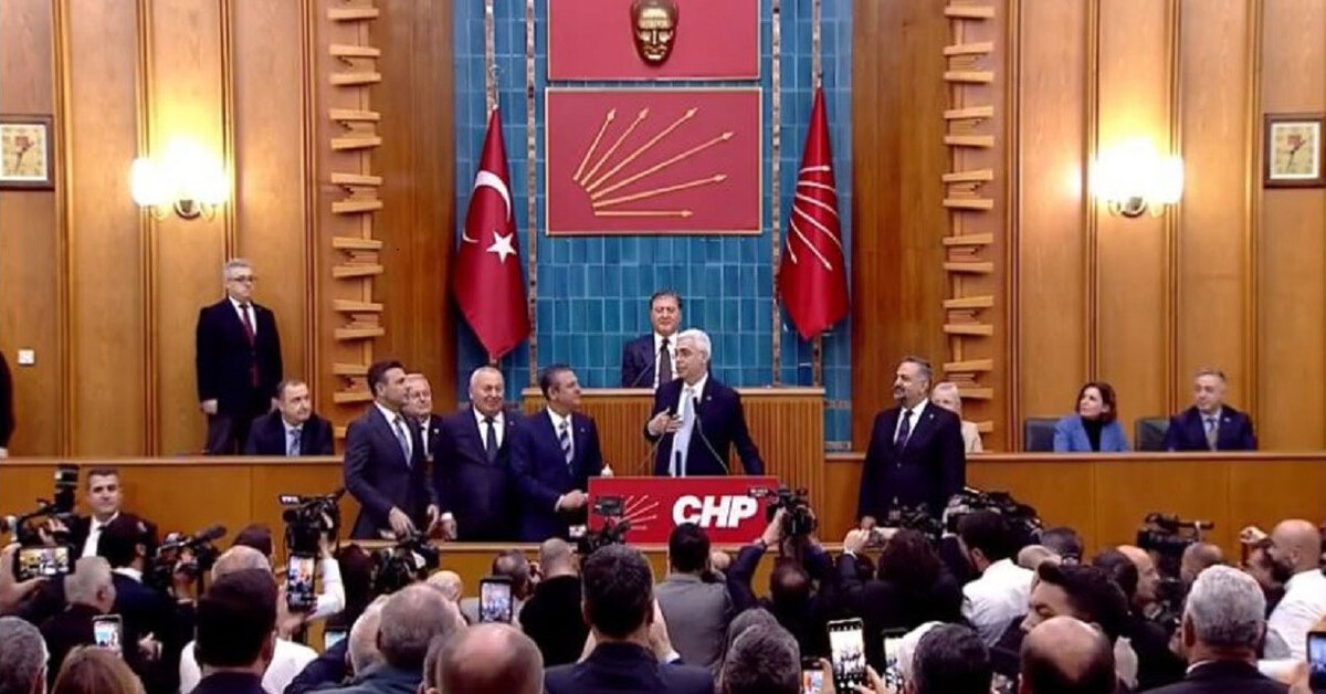 CHP lideri Özel, Enginyurt ve Uzun’a rozet taktı